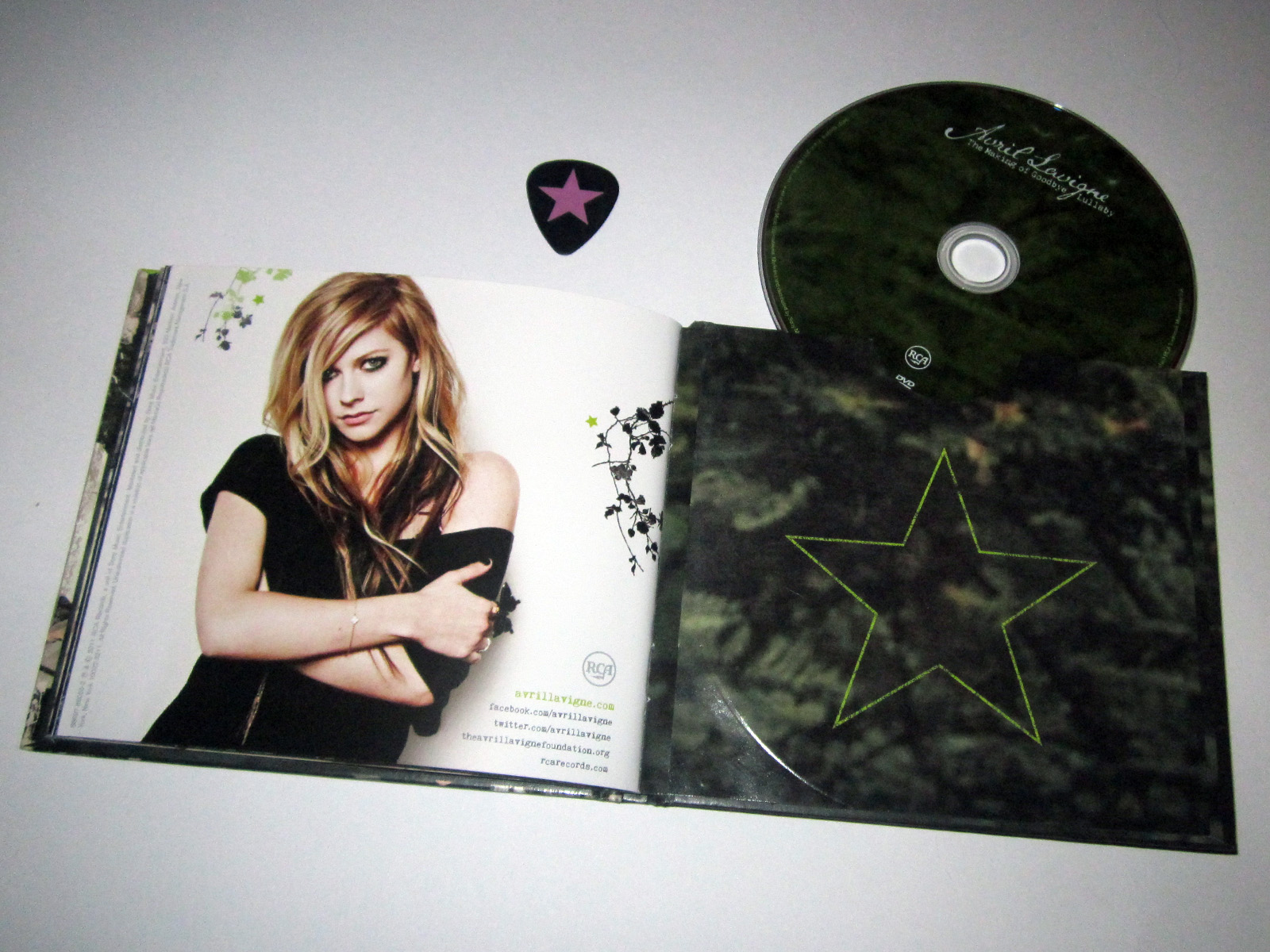 Avril Lavigne >> Tu Colección de Avril Lavigne - Página 7 Goodbye+lullaby+expanded+edition+4