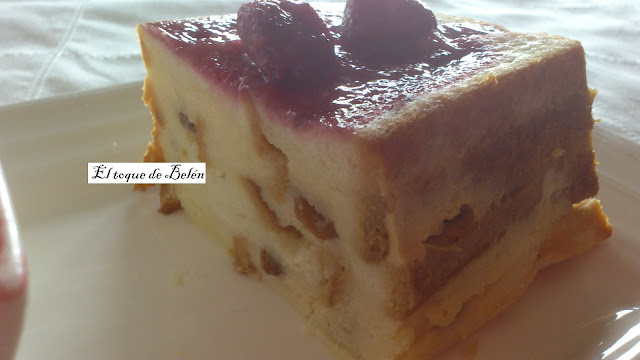 Pudding De Pan De Molde En Salsa De Fresas
