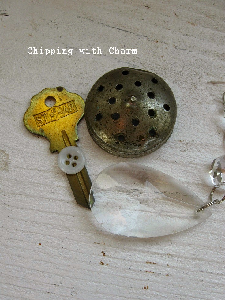 Chipping with Charm: Repurposed Salt Shaker Lid Ornament...http://www.chippingwithcharm.blogspot.com/