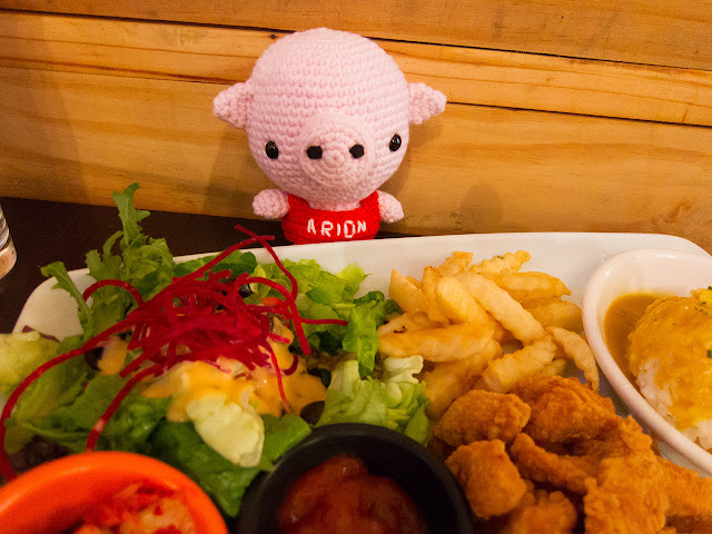 crocheted pig amigurumi with food