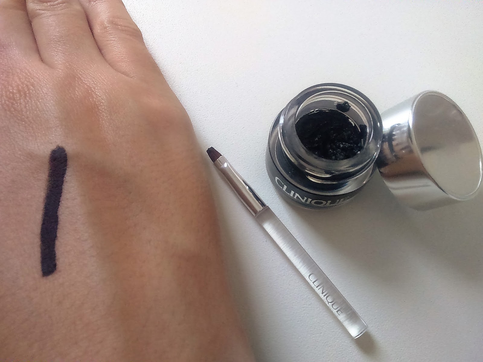 Delineador em Gel BrushOn Cream Liner, da Clinique Beleza em Cachos