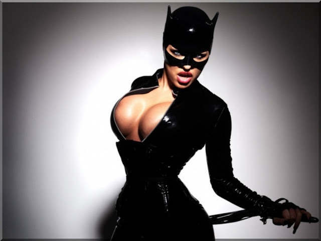 catwoman-batman-comic-cosplay-sexy-cleavage.jpg