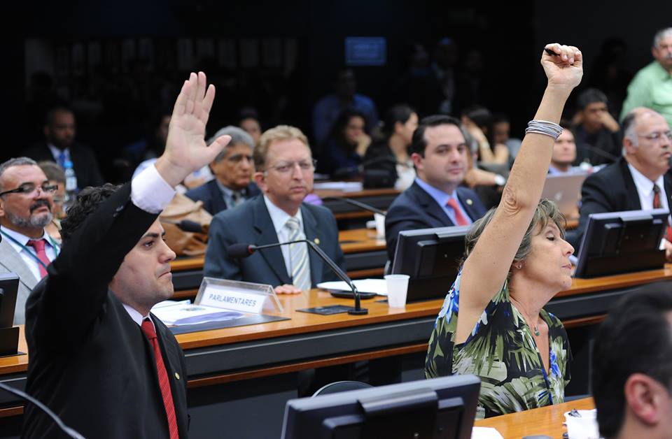 O deputado Glauber Braga (PSOL-RJ) e a deputada Érika Kokay (PT-DF) já adiantaram que pretendem entrar com um recurso para pedir que o texto seja votado pelo plenário antes de ir para o Senado. O deputado Glauber Braga (PSOL-RJ) e a deputada Érika Kokay (PT-DF) já adiantaram que pretendem entrar com um recurso para pedir que o texto seja votado pelo plenário antes de ir para o Senado.