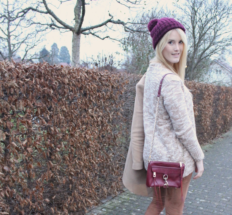 Outfit mit Sale Schnäppchen: braune Wildlederleggings und Strickcardigan Outfit mit Sale Schnäppchen: braune Wildlederleggings und Strickcardigan