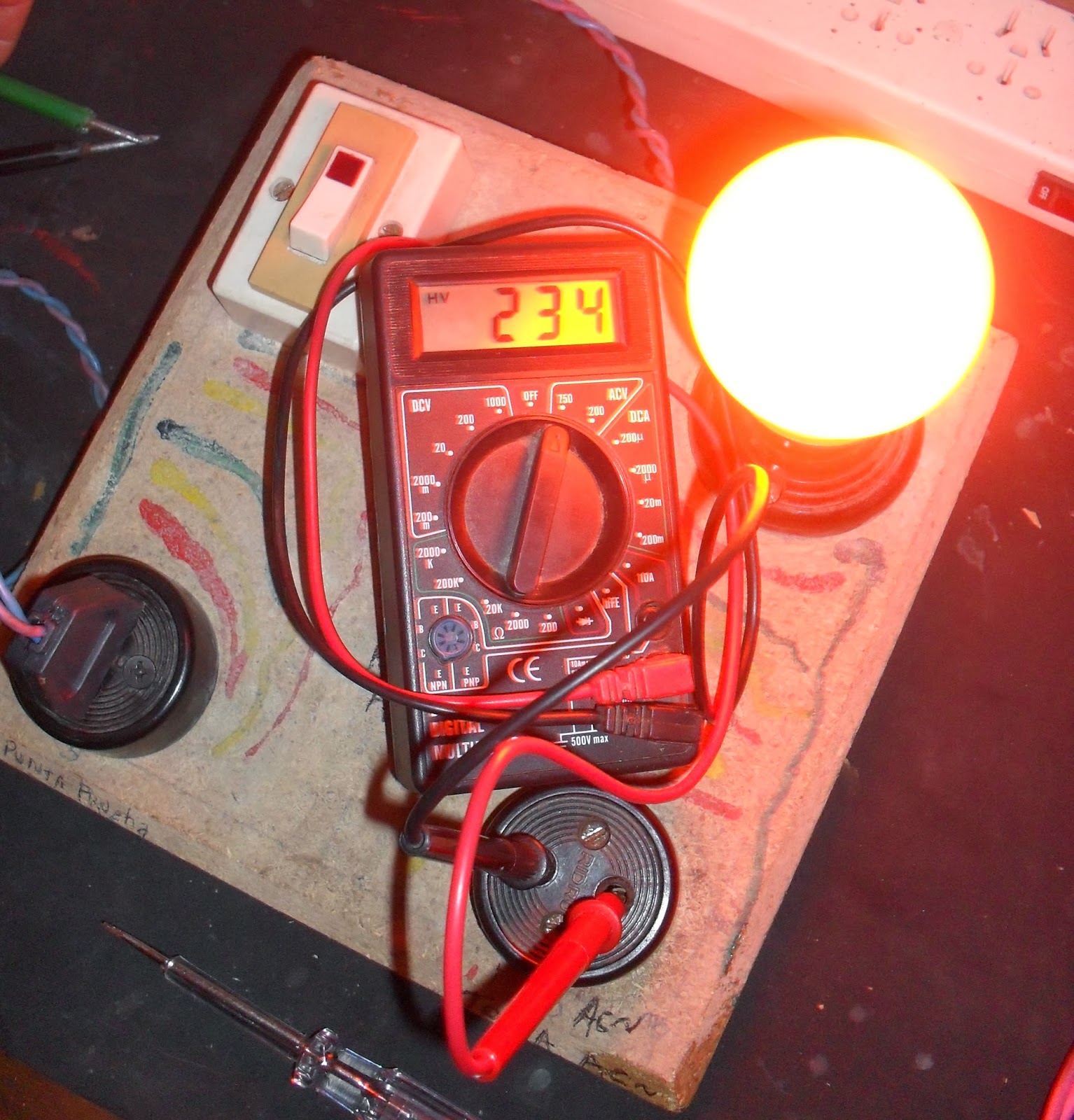 Construye Tu Tablero de Pruebas . Taller de Electricidad del Colegio