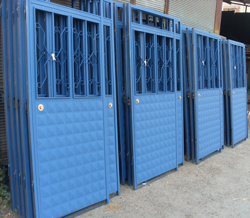 Kazan�da Üzerine Demir Kapı Düşen Kadın Öldü GAZETEKAZAN