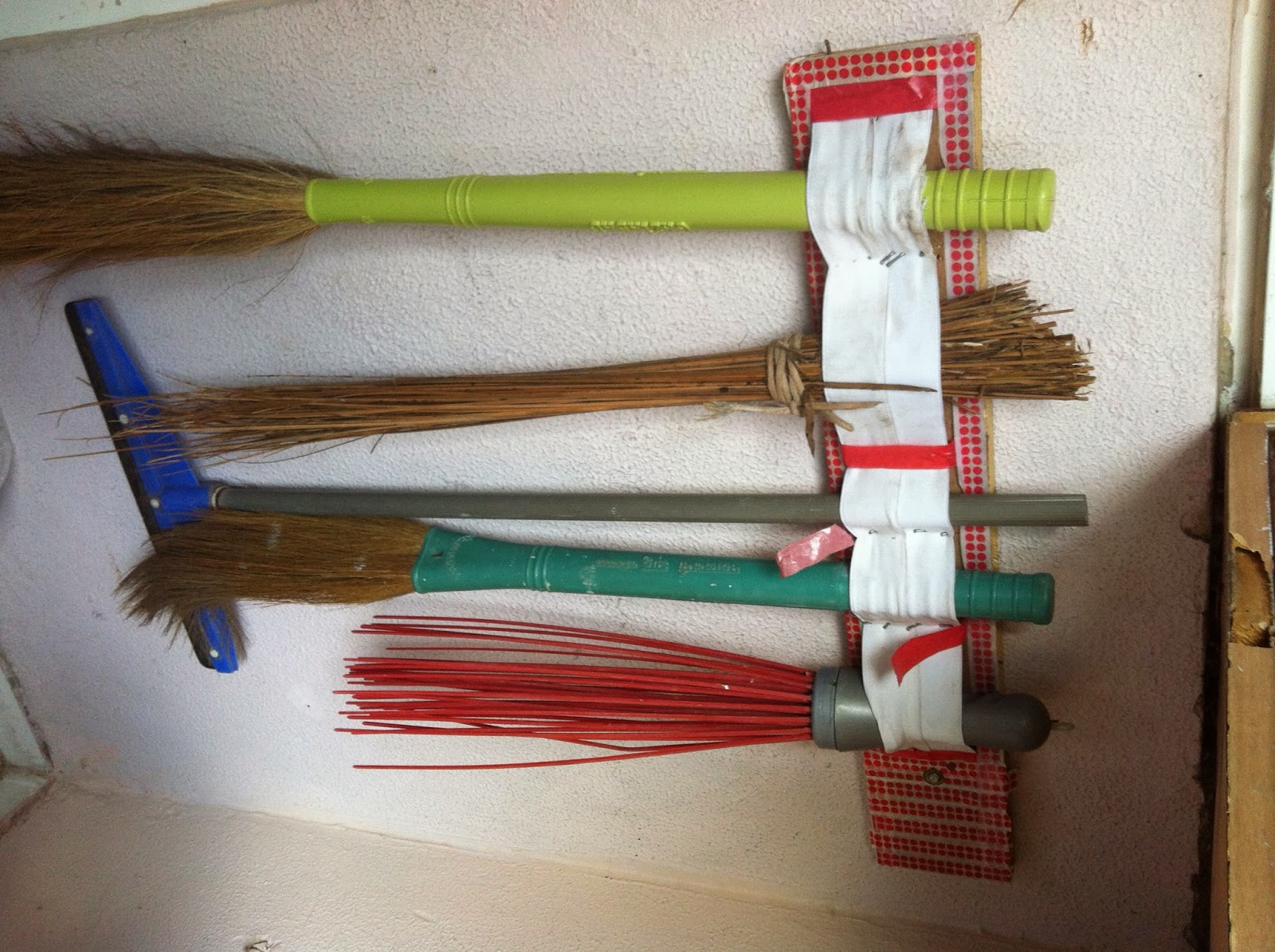 Homevironment: DIY Broom Holder