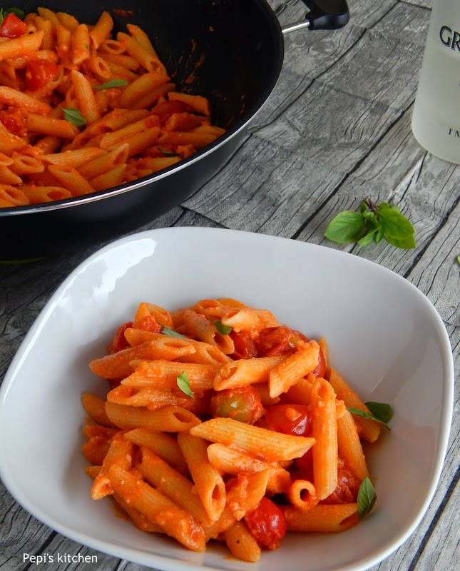 Pepi's kitchen in english Rigatoni with cherry tomatoes, ricotta and vodka