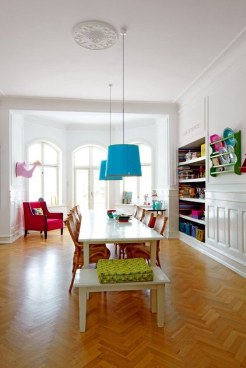 light house with bright furniture and accents 5 ไอเดียการตกแต่งบ้านหวานๆจากเดนมาร์ก