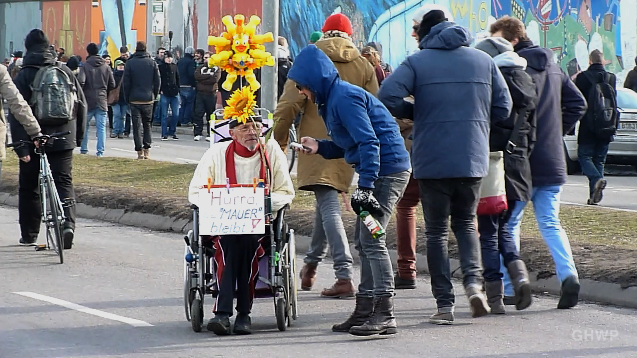 Photos From David Hasselhoff S Visit To The East Side Gallery