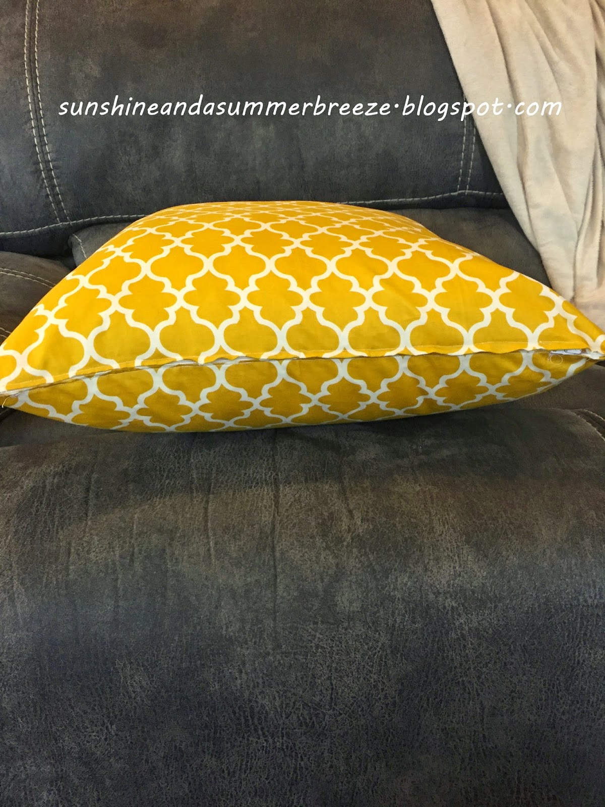 Sunshine and a Summer Breeze Zippered Pillow Case Tutorial