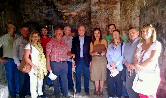 O Αντώνης Μπέζας στον αρχαιολογικό χώρο της Οσδίνας O Αντώνης Μπέζας στον αρχαιολογικό χώρο της Οσδίνας