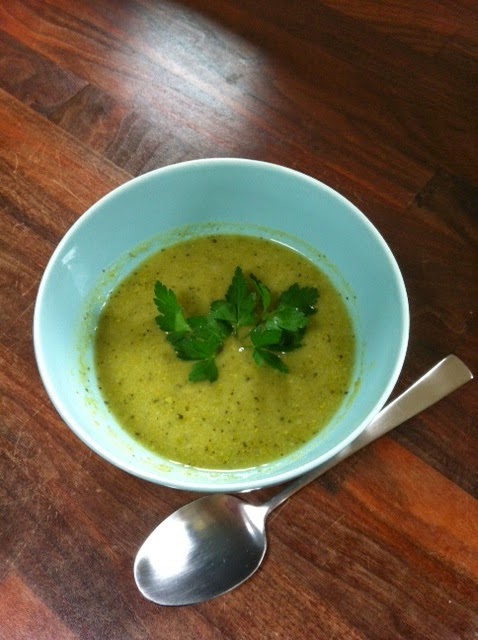 Зеленый горячий суп - отличное вкусное блюдо