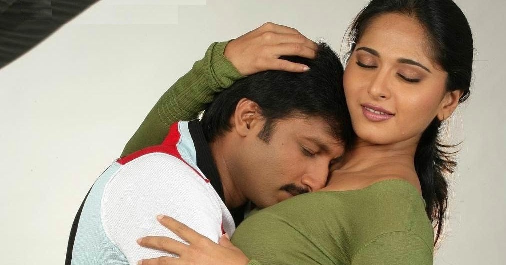 Hero Kisses Anushka's BREAST - Hot 4 Actress