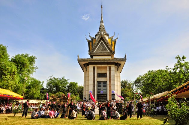 Le jour du souvenir Les gouverneurs de Kompong Cham et Phnom Penh ont présidé ce mercredi la cérémonie commémorant les événements tragiques de 1975 à 1979 qui auront marqué à jamais les Cambodgiens. Le jour du souvenir a été instauré en 1983 à l'initiative de trois cent intellectuels et religieux survivants du régime de terreur des khmers rouges.