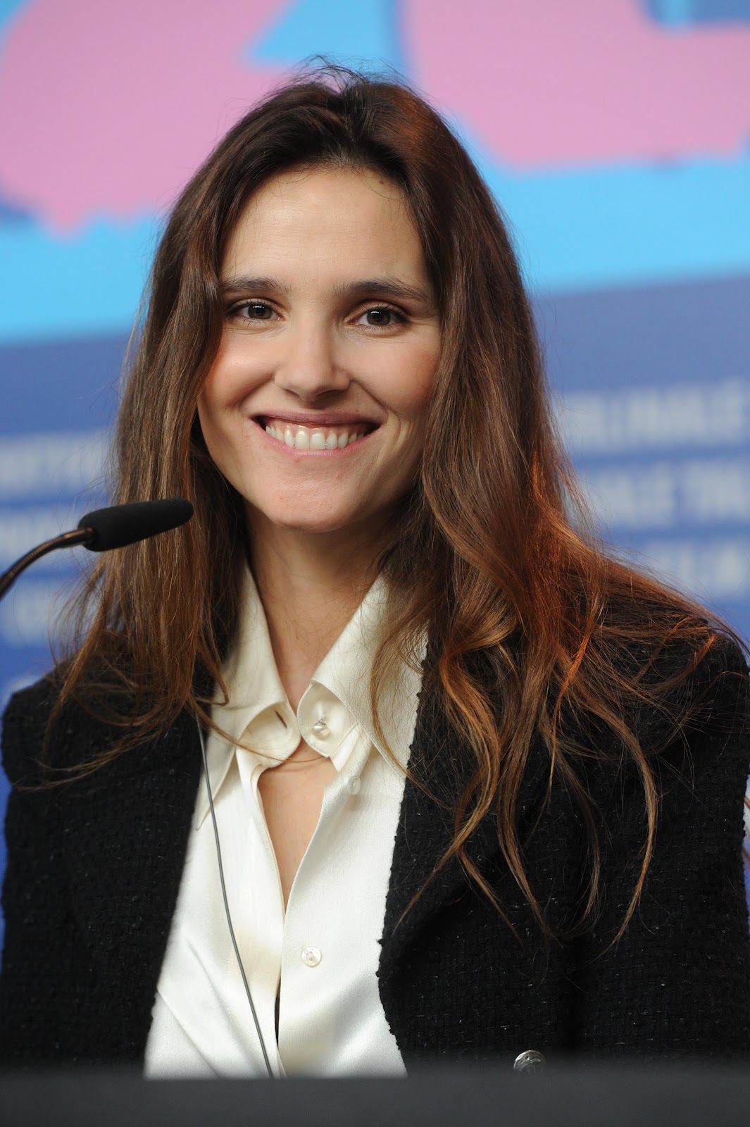 http://2.bp.blogspot.com/-d_zWg27ng7g/T0KlGoTa5WI/AAAAAAAAoVk/QhgKzhspHMw/s1600/Virginie_Ledoyen_Farewell_My_Queen_Photocall_J0001_015.jpg