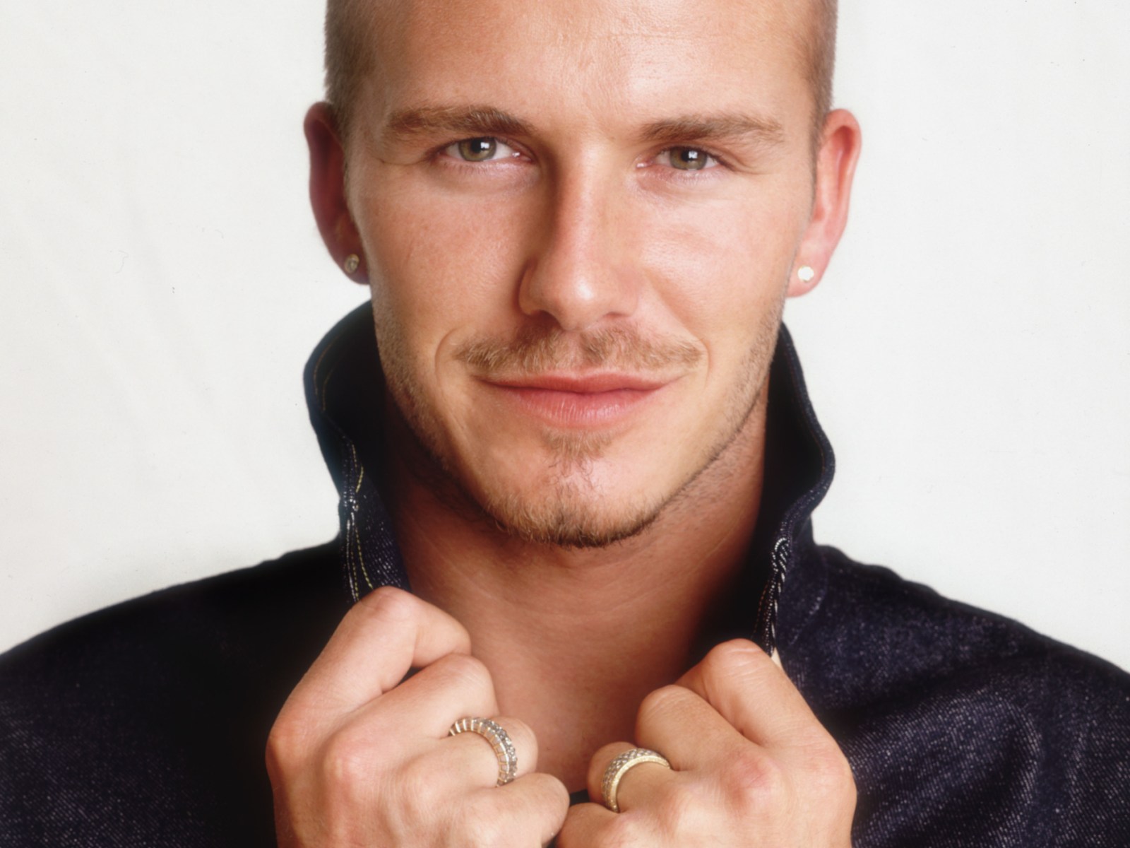 http://2.bp.blogspot.com/-daUv4FUntqk/UCRwl9I26GI/AAAAAAAAN9Q/d13Yf02qRU8/s1600/Wallpapers+de+David+Beckham+-+Www.10Pixeles+%288%29.jpg
