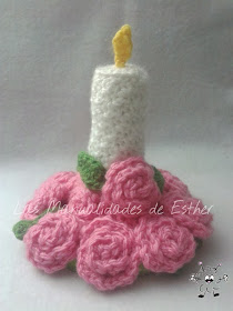 centro de mesa compuesto por una vela y rosas realizado a crochet