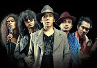 5 Penyanyi Solo dan Group Paling Hits di Indonesia Di Indonesia penyanyi solo , dari penyanyi yang terkenal karena acara kompetisi hingga karena sensasi mereka. Namun penyanyi seadanya adalah seorang yang memang berbakat bernyanyi bukan karena terkenal karena Lipsync mereka. Seperti penyanyi jadul indonesia yang populer karena karya mereka, sebut saja Ebiet hingga Boy Band pertama indonesia. 1 Iwan Fals Iwan Fals memang tergolong artis senior yang tidak seproduktif dulu, namun bisa dilihat dia masih eksis dalam menciptakan lagu. Iwan Fals pun masih sangat terkenal dengan lagu-lagu yang mengkritisi pemerintahan Indonesia. 2 Agnez Mo Sebelum mengganti namanya, dara kelahiran 1 Juli 1986 ini lebih dikenal dengan nama Agnes Monica. Ia pun berprestasi di luar negeri dengan berhasil debut perdana di Amerika dan berkolaborasi dengan rapper Amerika, Timbaland dan T.I., dengan single berjudul Coke Bottle yang dirilis September 2013 lalu. Penyanyi satu ini termasuk dalam jajaran 5 penyanyi paling populer di Indonesia dengan bayaran paling tinggi. 3 Slank Grup band rock Indonesia ini berdiri pada tahun 1983. Slank kembali eksis dibuktikan dengan partisipasi mereka dalam menciptakan lagu untuk kampanye Pemilu 2014 mendukung Jokowi-JK.