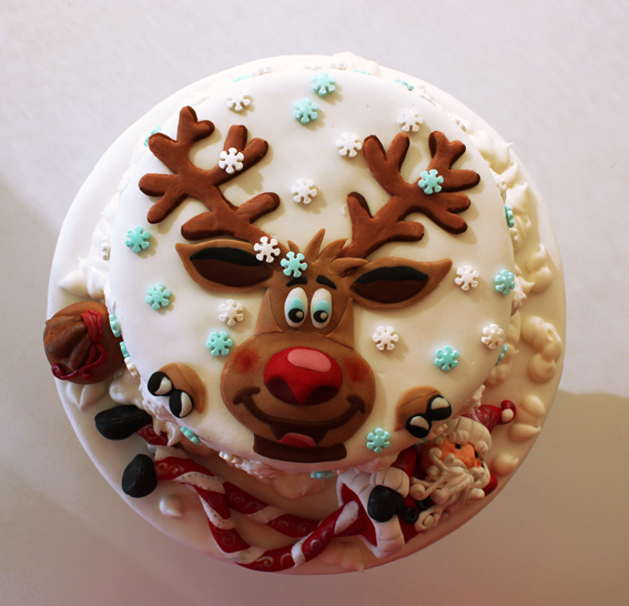Tarta de Navidad, todo hecho en fondant y detalles con pincel con pintura comestible, sabor de tarta de calabaza con bizcocho natural y color naranja, el buttercream es de queso de untar coloreado de azul, por Sweet KOKEKO