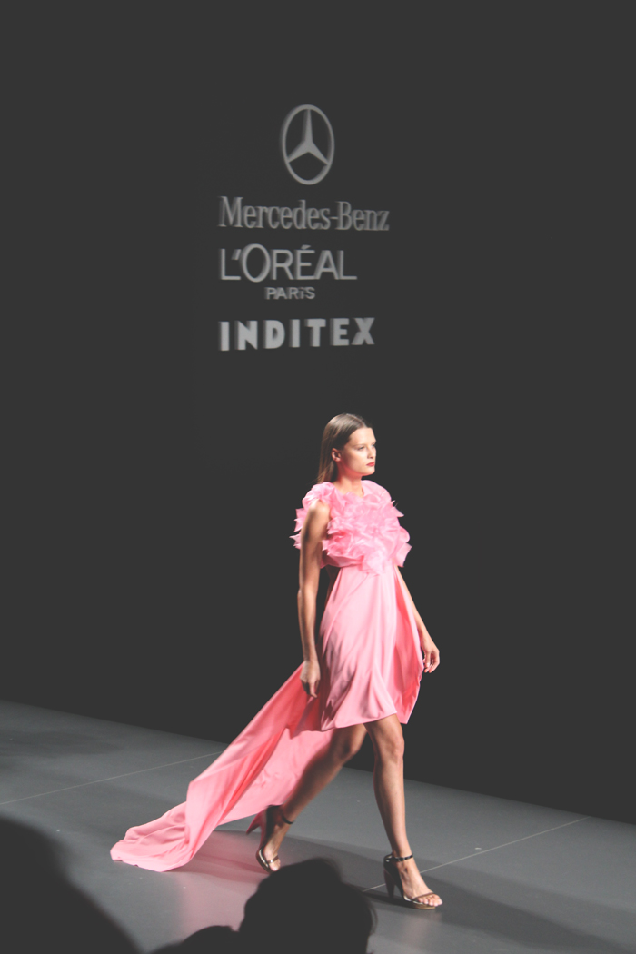 Amaya Arzuaga Amaya Arzuaga, rosa chicle, MBFW Madrid, seda, maraña de flores,