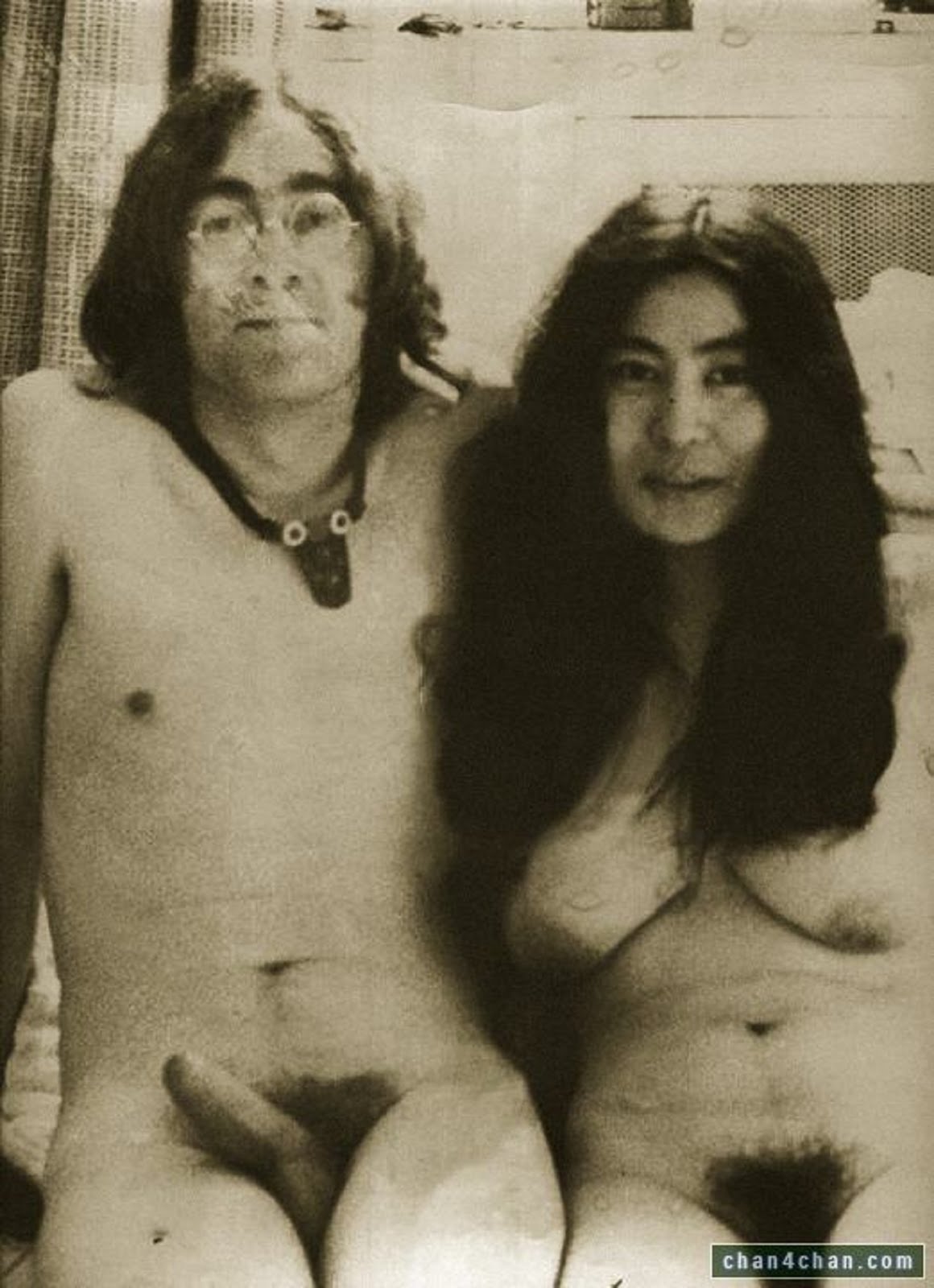 BEATLE JOHN LENNON AND YOKO ONO'S HONEYMOON PICTURE AT AMSTERDAM. HOLLAND MARCH OF 1969 -