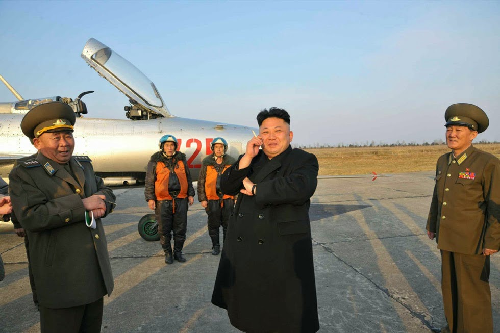 النشاطات العسكريه للزعيم الكوري الشمالي كيم جونغ اون .......متجدد  Kim+jong+un+visit+to+airbase+1