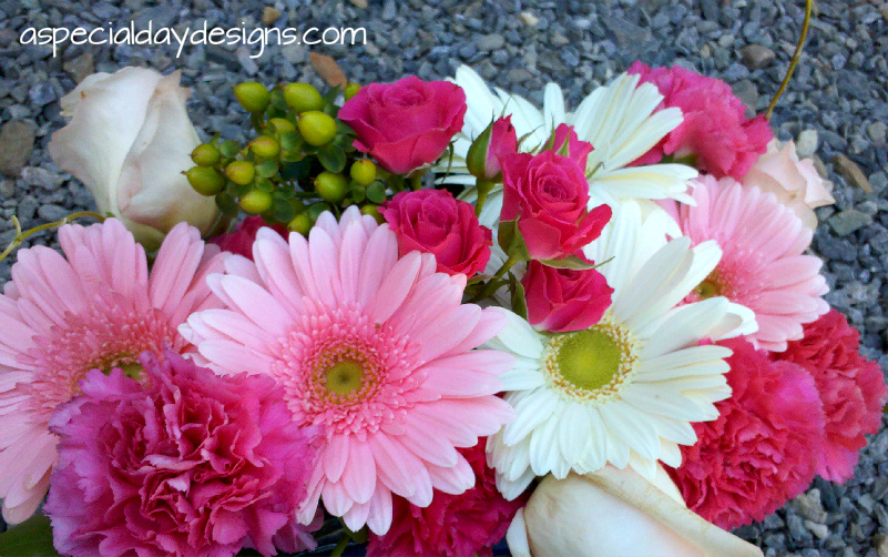 Low headtable centerpiece of gerbera roses spray roses hypericum Low headtable centerpiece of gerbera roses spray roses hypericum
