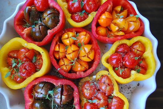 Pieczone papryki faszerwoane pomidorami, czosnkiem i kaparami