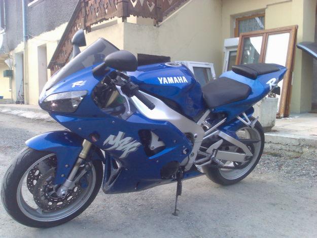 yamaha r1 de 1995,elle ne va pas rester bleue longtemps