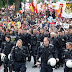 La policía alemana se quitan los cascos y marcha con los manifestantes.