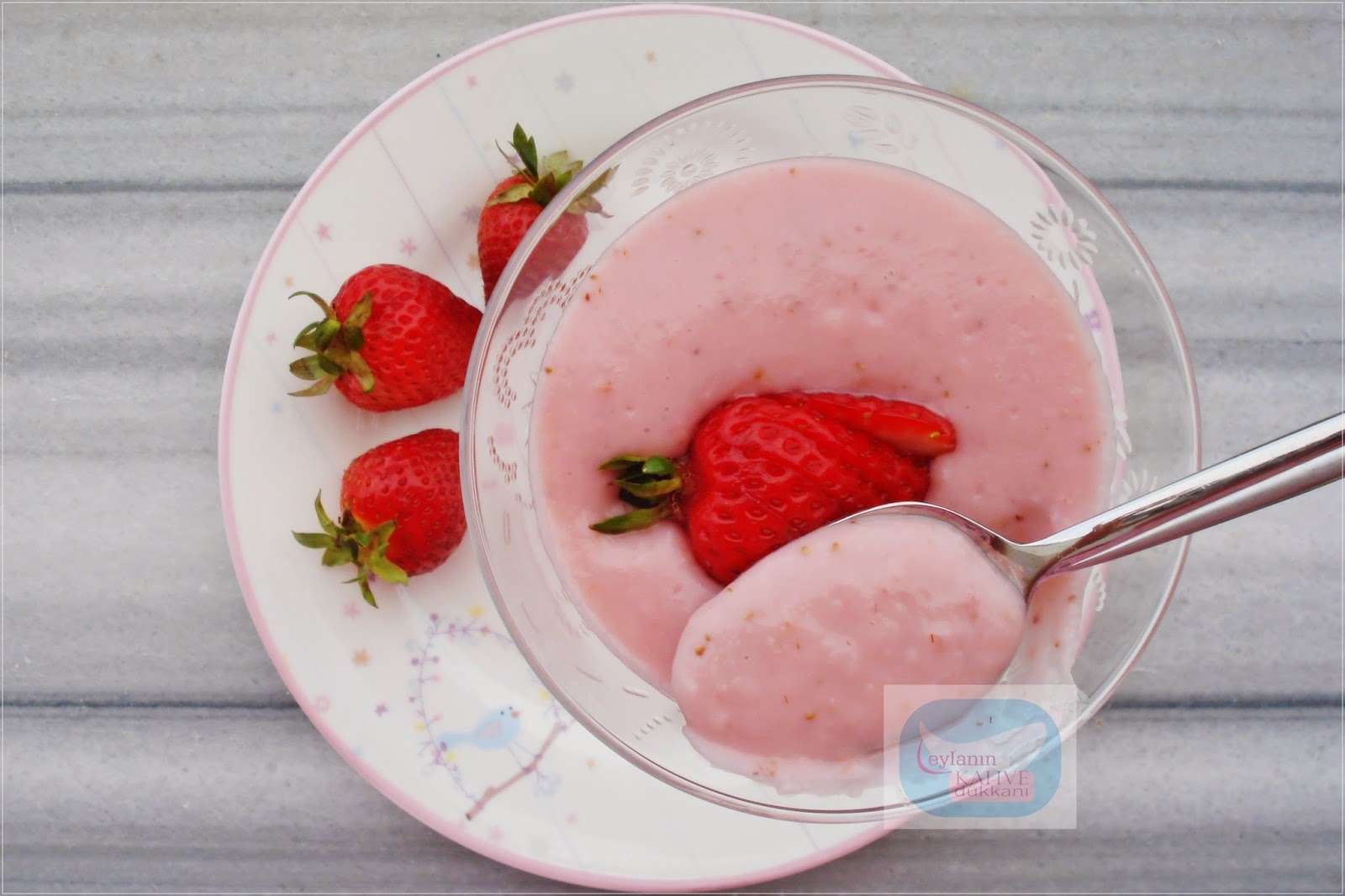 ev yapimi cilekli puding leyla nin kahve dukkani