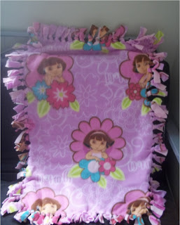                    كيف تصنعين غطاء لسرير طفلك بدون خياطة                        Dora+fleece+blanket