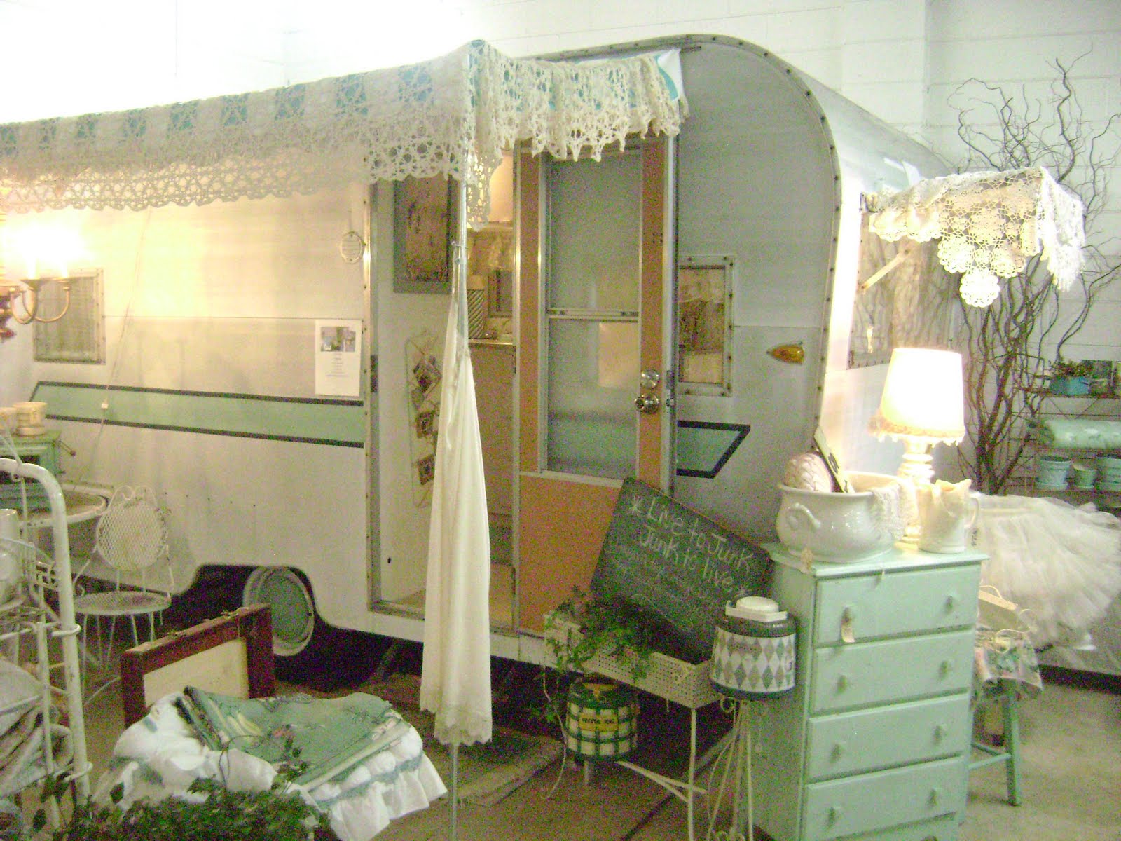 Here's my little shabby chic'e ...