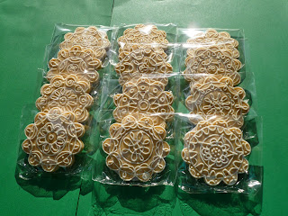 12 wrapped highly decorated lemon-rosemary tea biscuits