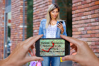 Ohne ihr Smartphone wären diese beiden Fußgänger gegeneinander geprallt
