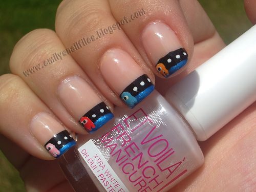 hermosas manos con uñas pintadas frescas en una estera floema Foto de ...