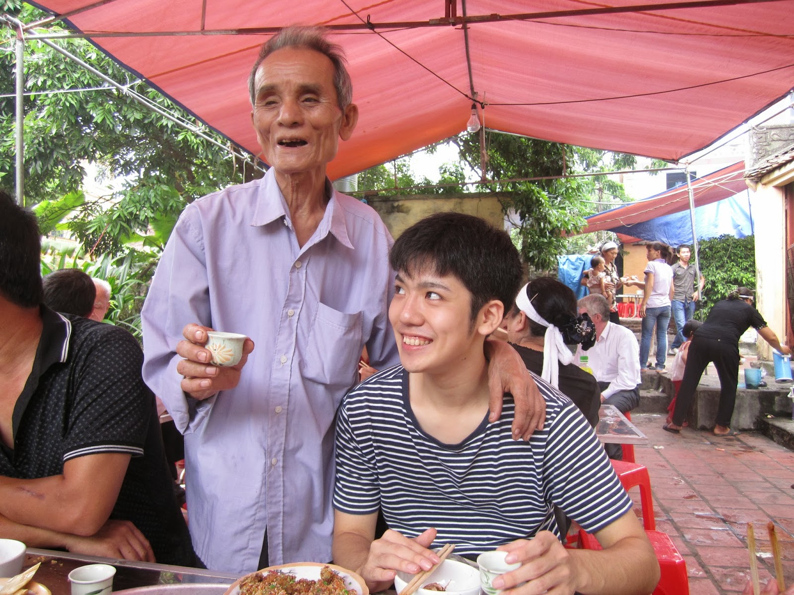 Deep Dive In Hanoi 朝からウォッカ もしベトナム人と家族になったなら