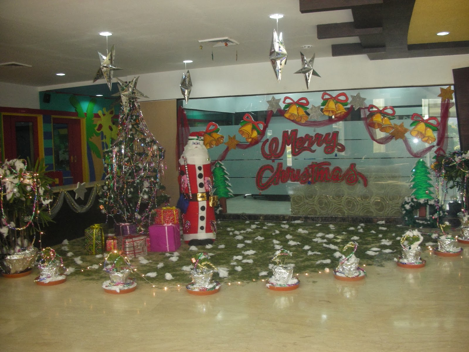 Art ,Craft ideas and bulletin boards for elementary schools: Christmas decoration in school