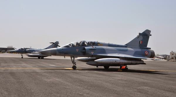 الهند تستلم اول مقاتلتين محدثتين نوع Mirage-2000 من شركة داسو الفرنسيه  India's%2B1st%2Btwo%2Bupgraded%2BMirage%2B2000%2BITIs%2Bland%2Bin%2BJamnagar%2B2