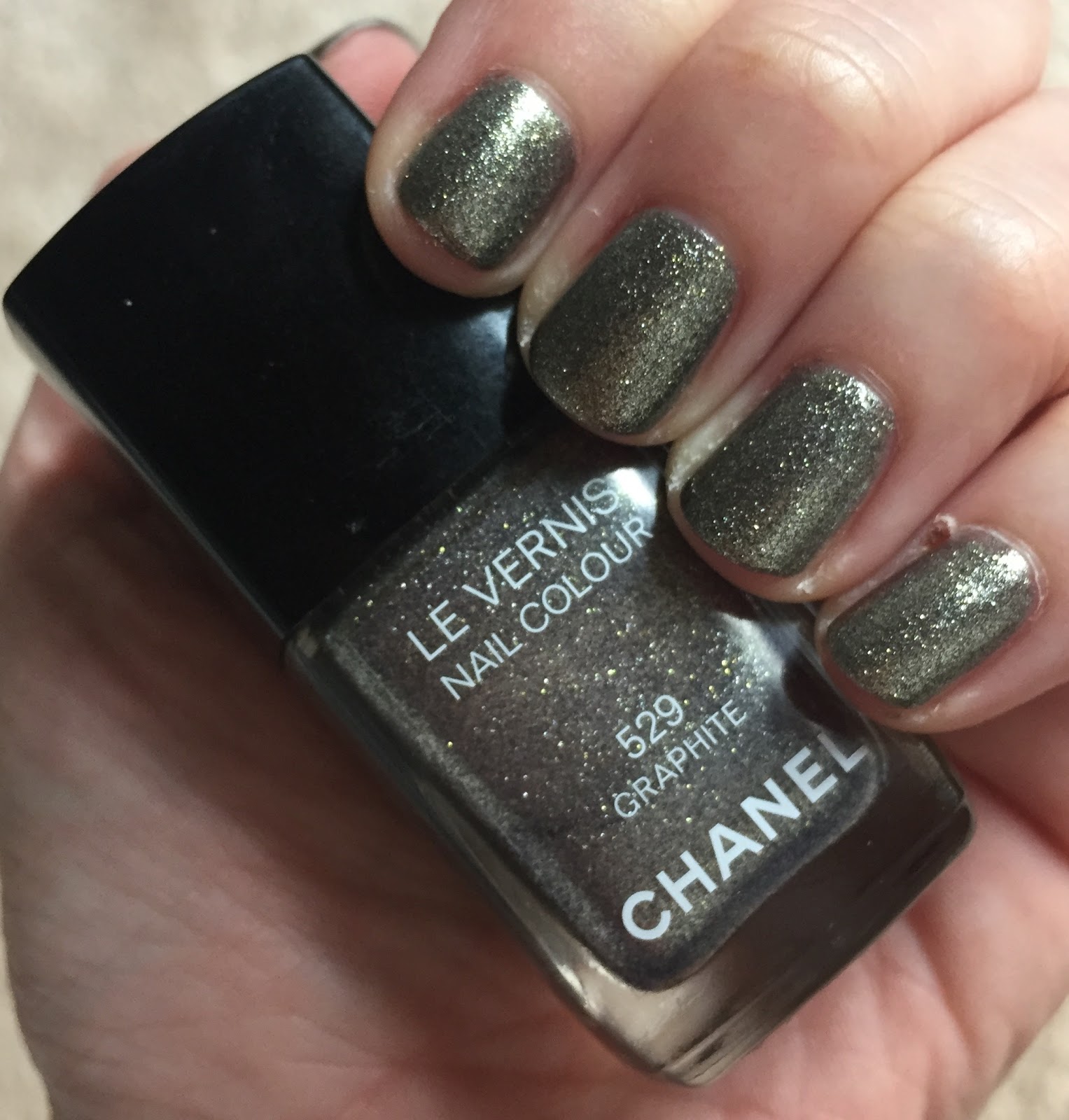 Chanel Graphite Nail Polish: Review and pics