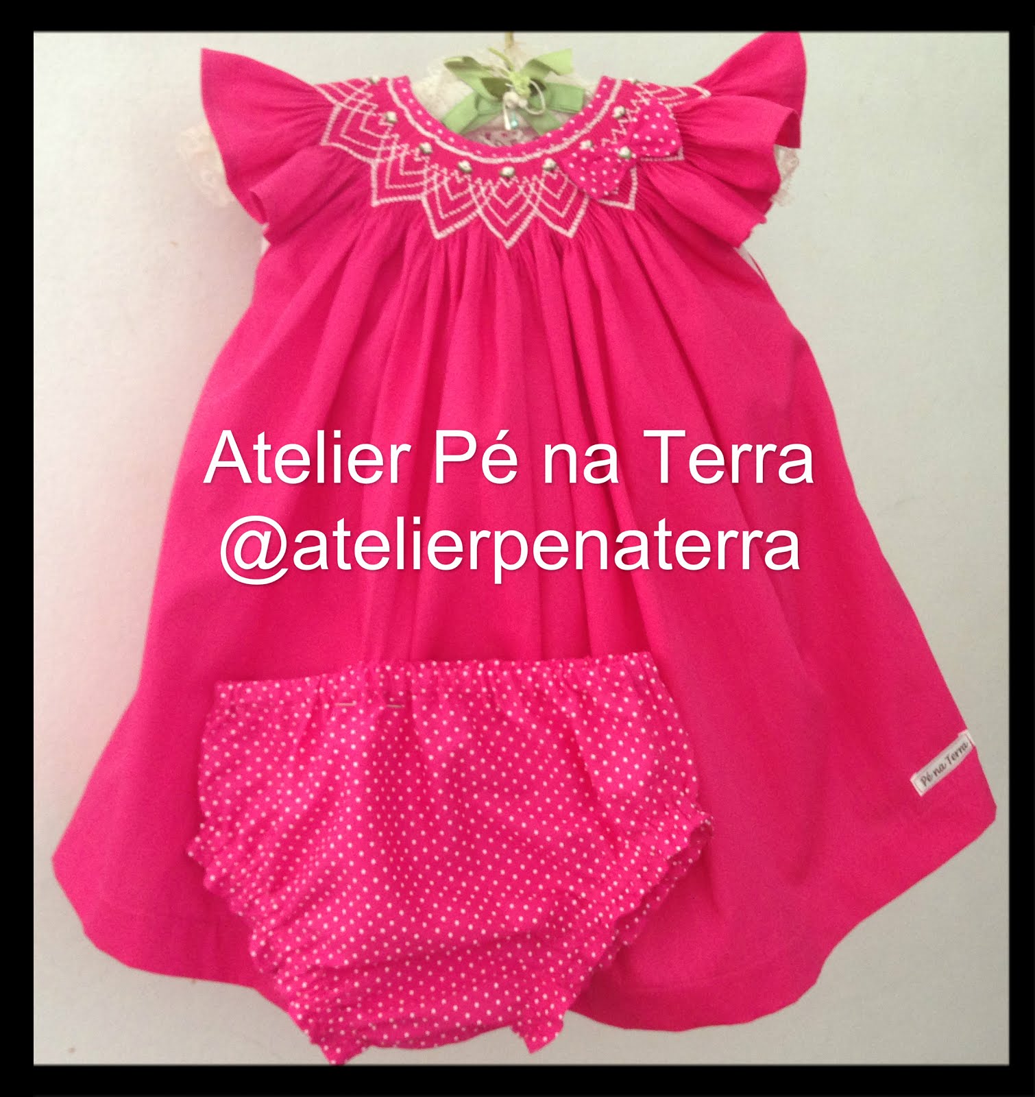 Lindo vestido rosa bordado em ponto smock