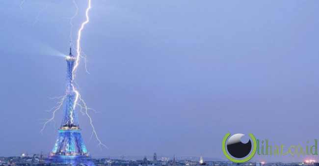 Petir Sambar Menara Petir Sambar Menara
