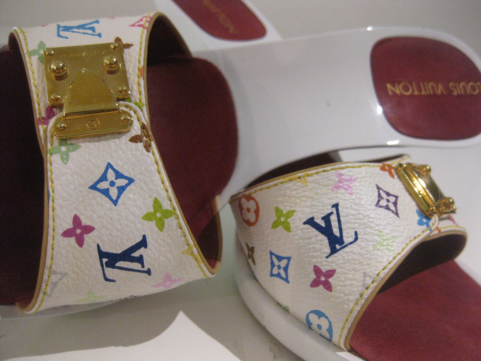 Vancouver Luxury Designer Consignment Shop 二手奢侈品寄卖店 Luxury Designer Shoes Consignment Shop In