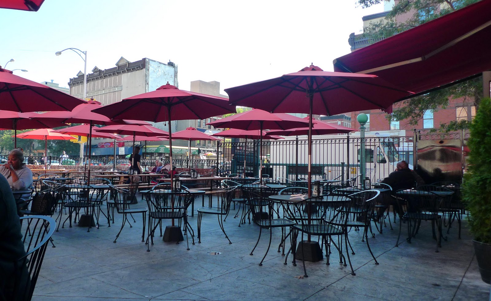 eat pure Harlem Tavern