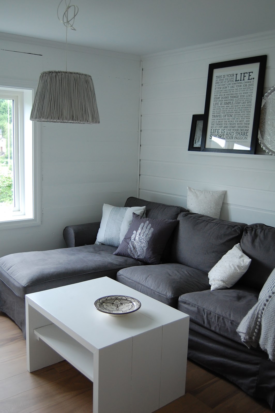 House nr 12: sort / hvit tine k striper i taket... Tine k lampe
