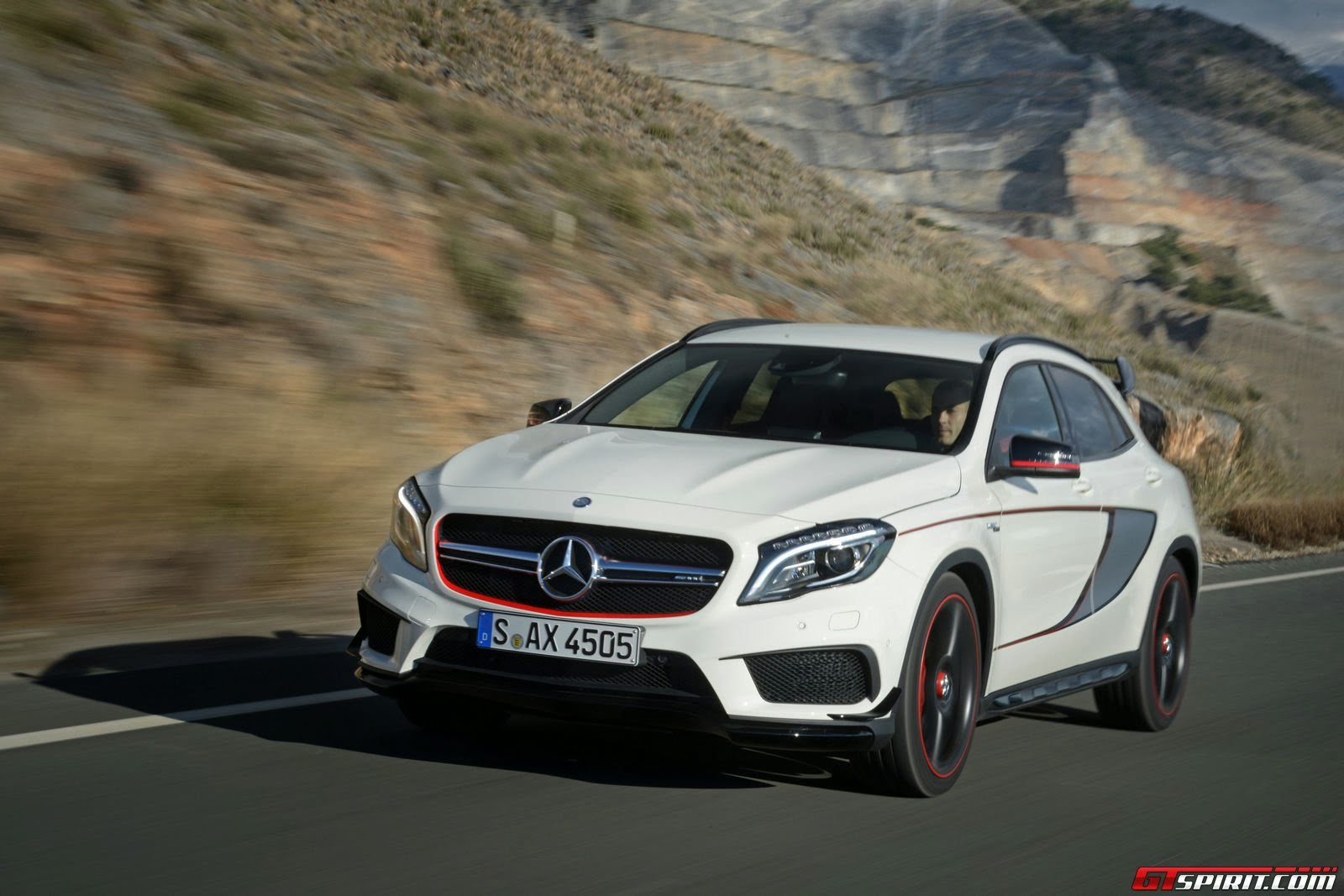 2015 Mercedes-Benz GLA 45 AMG Nimble and dynamic 2015 Mercedes-Benz GLA 45 AMG Nimble and dynamic