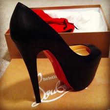 salto vermelho embaixo