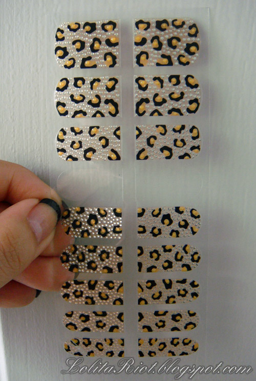 They are nail stickers in this cute leopard print pattern!