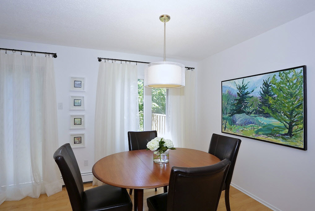 How to Stage a Living Room and Dining Room for Sale Dans le Lakehouse